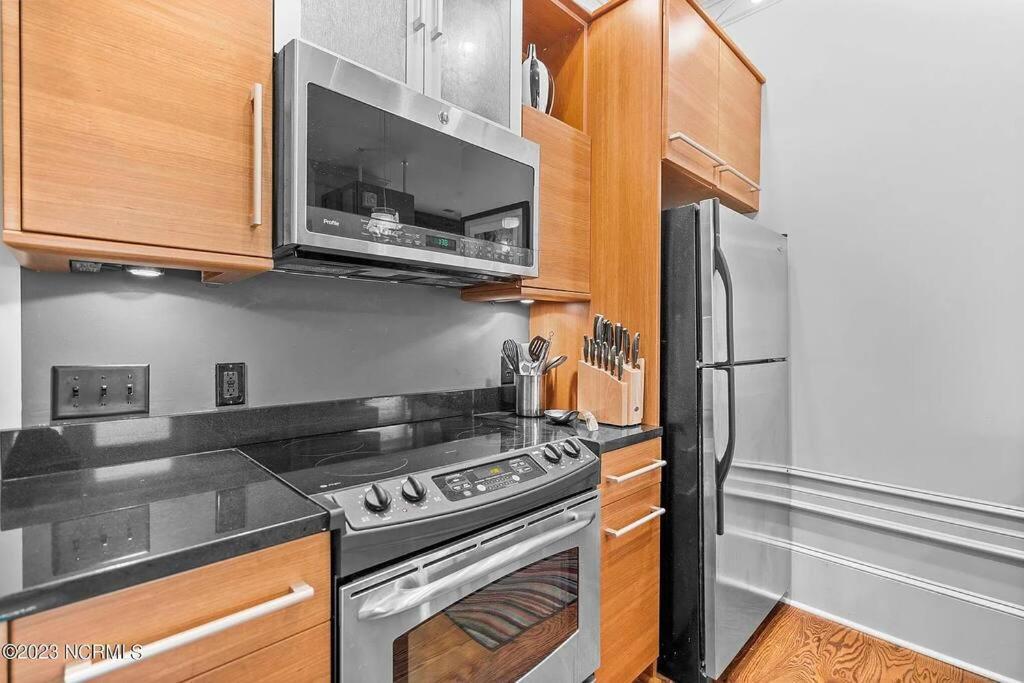 Downtown Condo*balcony*river*pet Friendly*beach * Wilmington